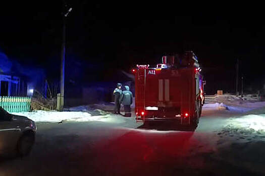 Россиянка сожгла дом с семью мужчинами после ссоры с мужем