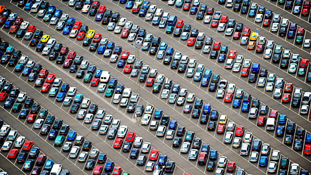 Цены на автомобили в России выросли до 15% из-за ослабления рубля