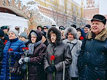 Память, объединяющая поколения: ветераны, кадеты и молодежь Москвы почтили подвиг защитников Ленинграда