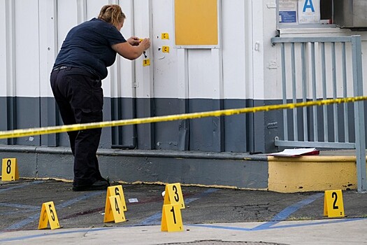 В магазине США мужчина застрелил женщину и ребенка