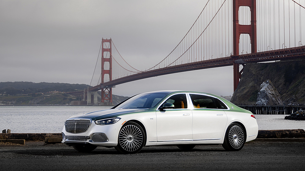 Центральное побережье Калифорнии послужило источником вдохновения для создания Mercedes-Maybach S 680 Edition Emerald Isle. Всего сделают 25 седанов с зелёно-белым кузовом оттенков Mid Ireland Green и Moonlight White и салоном, отделанном коричневой кожей с чёрной прострочкой обивки.