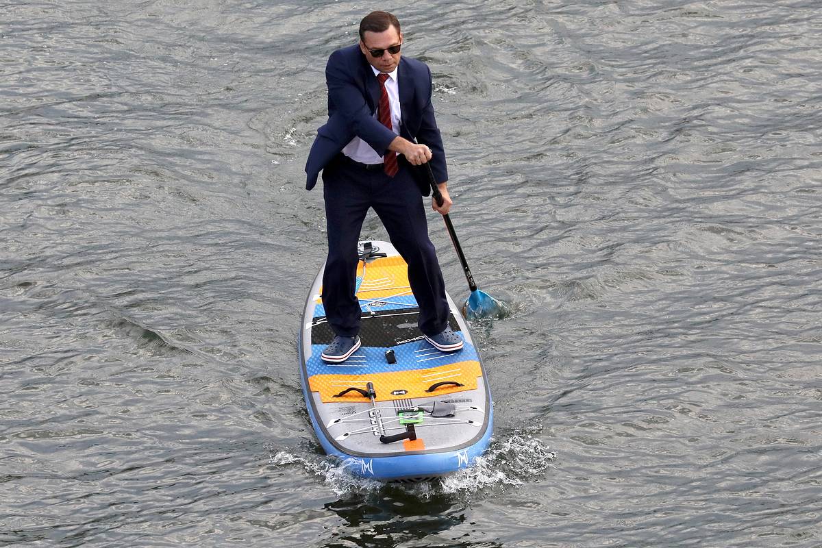 В затопленном наводнением городе организовали заплыв сапа