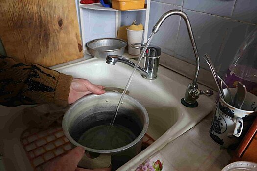 Жители одного из домов Октябрьского района полтора года живут без горячей воды