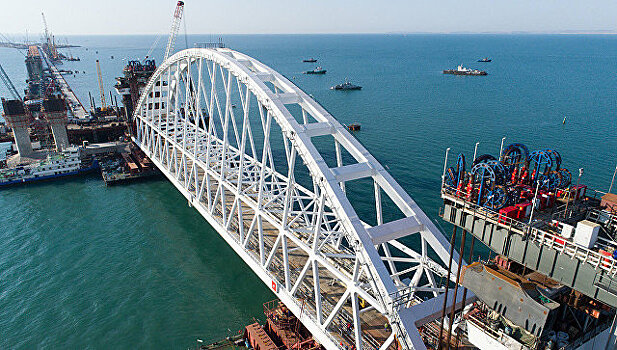 Арка Крымского моста установлена
