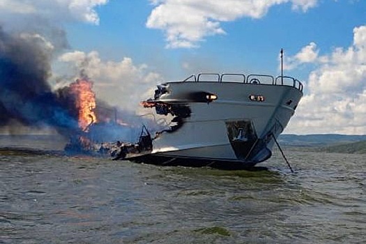 На Волге под Саратовом сгорело судно с пассажирами на борту