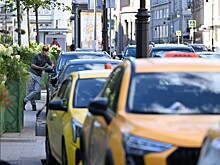 Курьер в России угнал такси, выпихнув шофера
