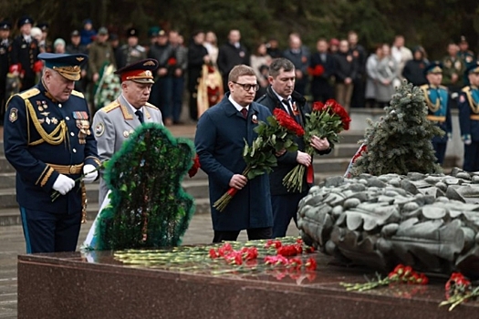 Текслер возложил цветы к Вечному огню в День Победы в Челябинске