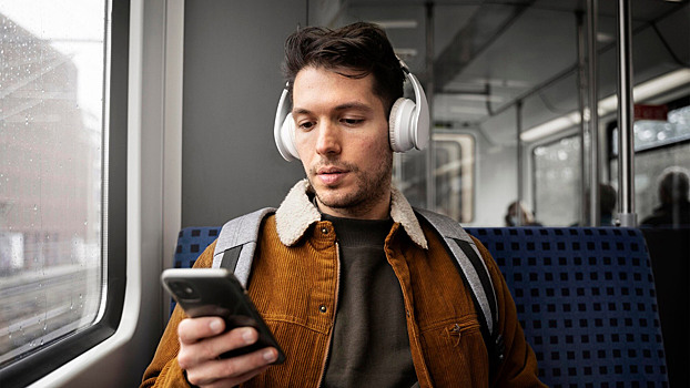 Наука в наушниках: 5 подкастов, которые сделают вас умнее по дороге на работу