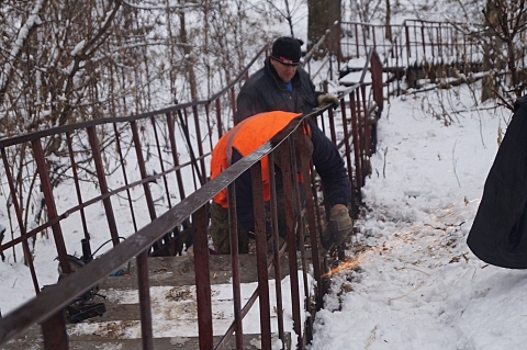 Деревянную лестницу над оврагом отремонтируют в деревне Дубенки