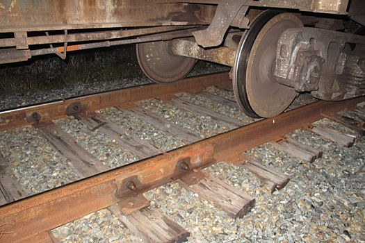 На Сахалине сошли с рельсов восемь вагонов с углем, место ЧП сняли на фото