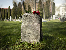 Народная артистка РФ Людмила Сергиенко установила памятник на кладбище при жизни