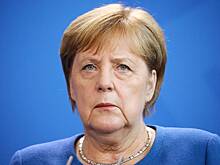 Меркель обвинили в капитуляции перед США