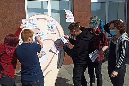 Защитники Березовой Рощи установили в Екатеринбурге огромное "ухо Мутко"