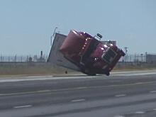 Фура не смогла преодолеть мощные порывы ветра и «легла» на бок во Флориде