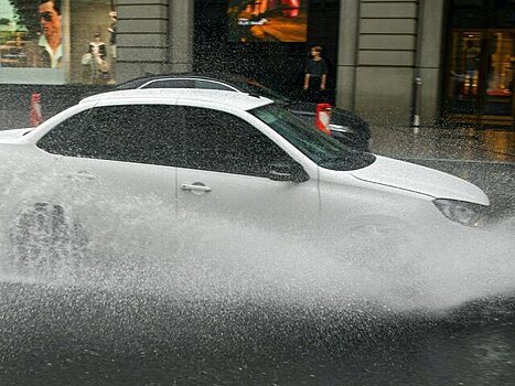 В Москве водителям напомнили, как вести себя в сильный дождь