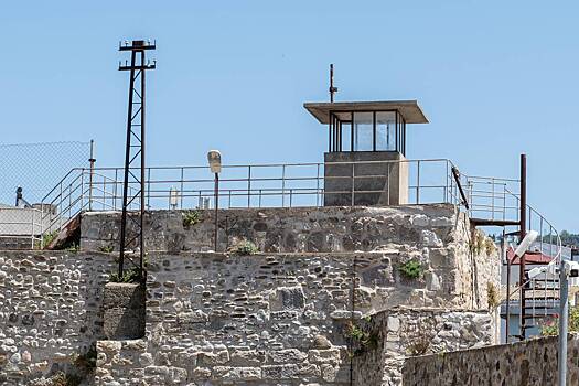 Британку бросили в тюрьму за разбитую дверь душа в отеле