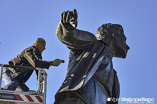 С памятника Свердлову в Екатеринбурге убрали "путина"
