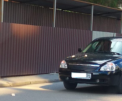 Берегите голову: упавший со стройки кирпич помял машину в центре Новосибирска