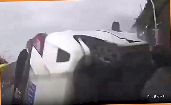 Водитель не справился с управлением и совершил несколько переворотов в салоне автомобиля