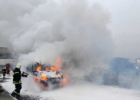 Mercedes врезался в опору моста и загорелся на дублере Рублевского шоссе, один человек пострадал