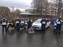 Инспекторы тюменского мотобата вместе с байкерами призвали мотоциклистов оставаться дома