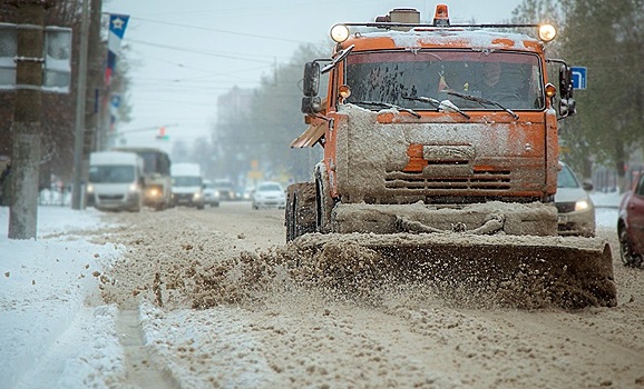На борьбу со снегом на улицы Читы вышло 8 машин