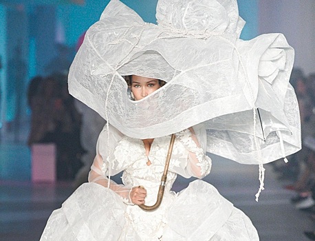 Шляпы в виде рыбы и ракушки, топ из цепей и Белла Хадид в свадебном платье и с зонтиком: смотрим новую весенне-летнюю коллекцию Vivienne Westwood