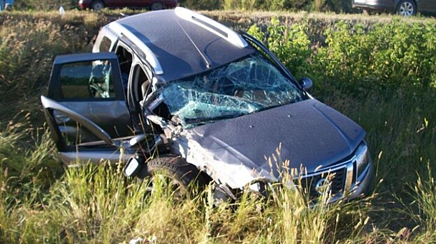 Под Оренбургом Nissan Terrano слетел в кювет после столкновения с КамАЗом