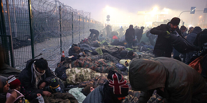 Ситуация на белорусско-польской границе: беженцы провели морозную ночь в новом лагере
