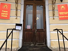 Администрации Твери подарили лопату с намёком