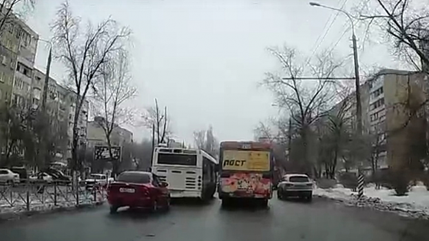 Водители автобусов устроили опасные гонки в центре Энгельса