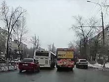 Водители автобусов устроили опасные гонки в центре Энгельса