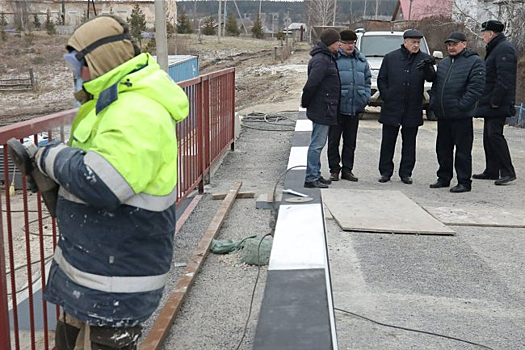 Спикер Заксобрания Валерий Малышев проинспектировал ремонт моста и обновление сетей водоснабжения в ходе поездки в Майнский район