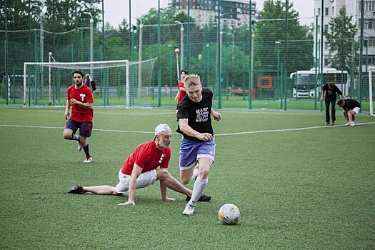 На футбольное поле Челябинска вновь вышли служители Мельпомены