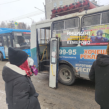Кемеровская маршрутка на полном ходу потеряла дверь