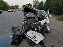 В Самаре самосвал протаранил "Весту", пострадало два человека