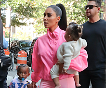 Идеальная мама: Ким Кардашьян с тремя детьми в Нью-Йорке