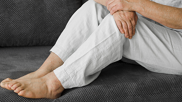 Отёки ног после 50: почему возникают и что с этим делать