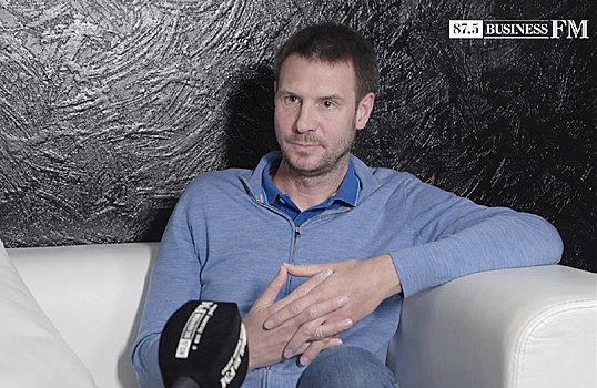 «Уровень 100 рублей к доллару — уже некий критический рубеж». Интервью главы группы «Тинькофф» Оливера Хьюза