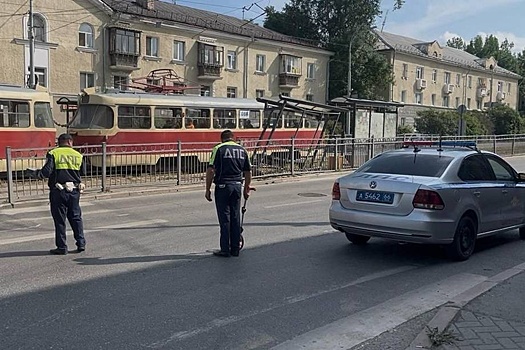 В Екатеринбурге грузовик снес трамвайную остановку, внутри которой находились люди