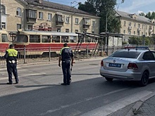 В Екатеринбурге грузовик снес трамвайную остановку, внутри которой находились люди