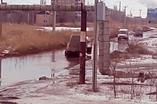 На юге Волгограда маршрутка потеряла колесо и едва не ушла под воду