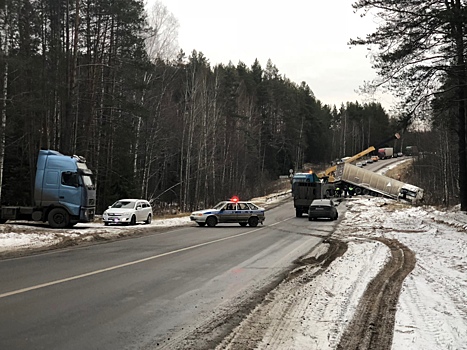 «Чистый лёд был на дороге»: фура слетела в кювет в Нижегородской области
