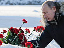 Путин возложил цветы к могиле брата, погибшего в блокаду