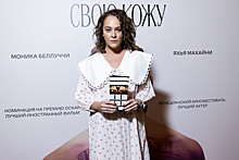 Аглая Тарасова в винтажном платье и кедах появилась на премьере в Москве