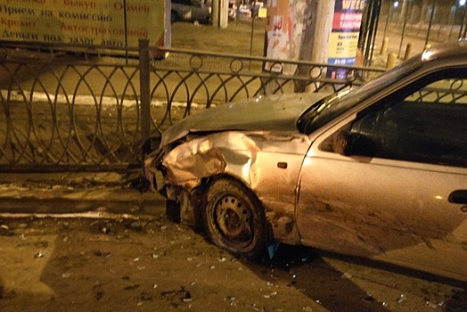 На улице Фурманова Nexia, столкнувшись с отечественным авто, влетела в забор