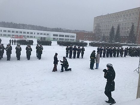 Двое выпускников НВВКУ сделали предложения невестам на вручении дипломов