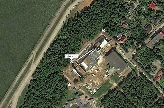 Вместо срубленных деревьев у музея высадят новые