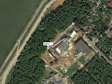 Вместо срубленных деревьев у музея высадят новые
