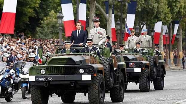 Президента Франции Эммануэля Макрона освистали на параде в Париже в День взятия Бастилии